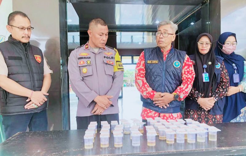 Ditengah, Kepala BNNK Bima, Budi Surya, saat mengumumkan hasil tes urine 41 personel Polres Bima Kota yang dinyatakan negatif narkoba.