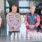 Ditengah, Kepala BNNK Bima, Budi Surya, saat mengumumkan hasil tes urine 41 personel Polres Bima Kota yang dinyatakan negatif narkoba.