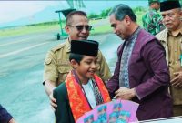 Muhammad Zian Fahrezi (11), qori cilik asal Kota Bima, disambut Wakil Wali Kota Bima Feri Sofiyan di Bandara Sultan Muhammad Salahuddin usai meraih Juara I MTQ Internasional Al-Ameed 2026 di Irak.