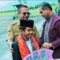 Muhammad Zian Fahrezi (11), qori cilik asal Kota Bima, disambut Wakil Wali Kota Bima Feri Sofiyan di Bandara Sultan Muhammad Salahuddin usai meraih Juara I MTQ Internasional Al-Ameed 2026 di Irak.