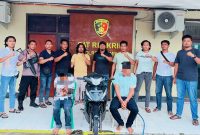 Tim gabungan Jatanras Polres Dompu dan Timsus Polsek Manggelewa saat mengamankan dua pelaku curanmor beserta barang bukti sepeda motor di Kecamatan Manggelewa, Dompu.