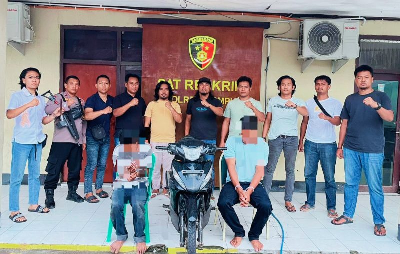 Tim gabungan Jatanras Polres Dompu dan Timsus Polsek Manggelewa saat mengamankan dua pelaku curanmor beserta barang bukti sepeda motor di Kecamatan Manggelewa, Dompu.