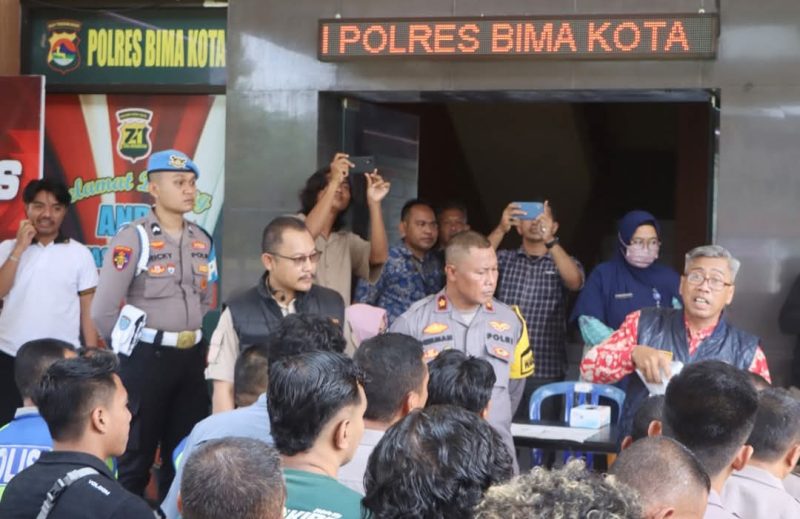 Wakapolres Bima Kota, Kompol Herman, memimpin kegiatan Tes Urine Anggota Personel Polres Bima Kota saat Kapolres AKBP Didik Putra Kuncoro tidak hadir usai kasus Kasat Resnarkoba ditetapkan tersangka.