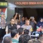 Wakapolres Bima Kota, Kompol Herman, memimpin kegiatan Tes Urine Anggota Personel Polres Bima Kota saat Kapolres AKBP Didik Putra Kuncoro tidak hadir usai kasus Kasat Resnarkoba ditetapkan tersangka.