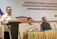 Kepala BPSDMD Provinsi NTB, Drs. H. Fathurrahman, M.Si., saat menyampaikan sambutan dan materi dalam kegiatan Bimtek Penguatan Alat Kelengkapan Dewan (AKD) DPRD Kota Bima di Aula Mandalika Hotel Lombok Raya, Mataram.
