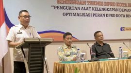 Kepala BPSDMD Provinsi NTB, Drs. H. Fathurrahman, M.Si., saat menyampaikan sambutan dan materi dalam kegiatan Bimtek Penguatan Alat Kelengkapan Dewan (AKD) DPRD Kota Bima di Aula Mandalika Hotel Lombok Raya, Mataram.