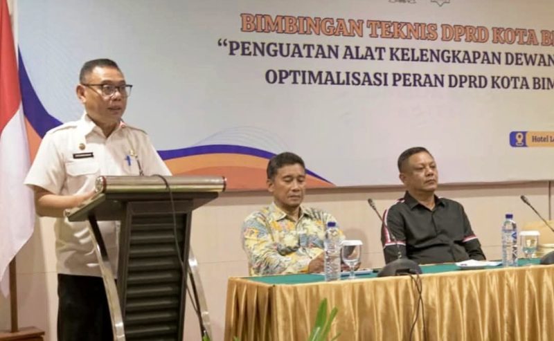 Kepala BPSDMD Provinsi NTB, Drs. H. Fathurrahman, M.Si., saat menyampaikan sambutan dan materi dalam kegiatan Bimtek Penguatan Alat Kelengkapan Dewan (AKD) DPRD Kota Bima di Aula Mandalika Hotel Lombok Raya, Mataram.