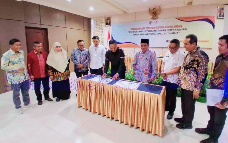Rektor UIN Mataram bersama Ketua DPRD Kota Bima dan jajaran saat pelaksanaan Bimtek Penguatan AKD di Lombok Raya.