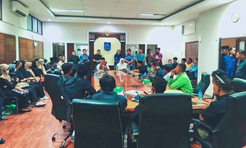 Gubernur NTB Lalu Muhamad Iqbal dan Wakil Gubernur NTB menerima perwakilan Aliansi Honorer 518 dalam pertemuan di Kantor Gubernur NTB, membahas polemik perpanjangan kontrak dan penganggaran di APBD 2026.
