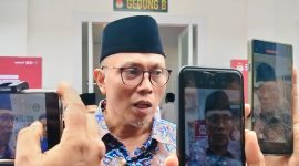 Ketua KPU NTB, Muhammad Khuwailid, memberikan keterangan kepada awak media di Kantor KPU NTB, Mataram, terkait mekanisme Pergantian Antar Waktu (PAW) sesuai PKPU Nomor 3 Tahun 2025.
