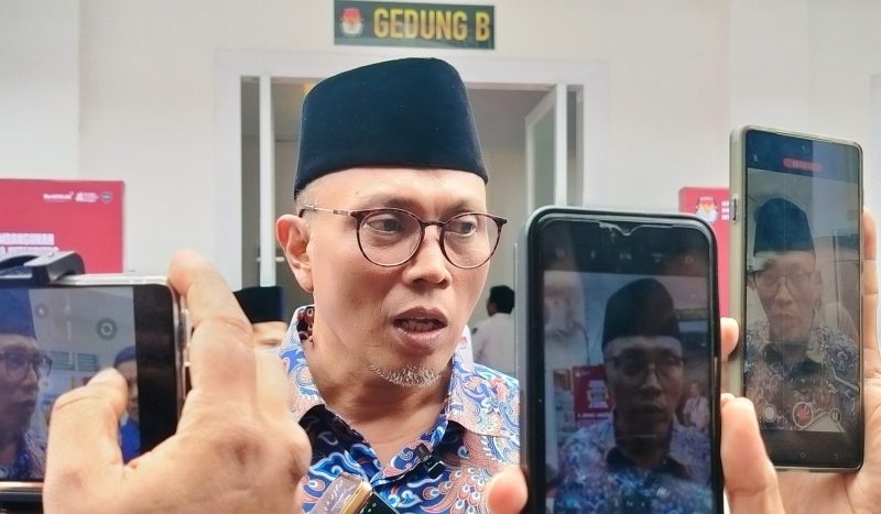 Ketua KPU NTB, Muhammad Khuwailid, memberikan keterangan kepada awak media di Kantor KPU NTB, Mataram, terkait mekanisme Pergantian Antar Waktu (PAW) sesuai PKPU Nomor 3 Tahun 2025.