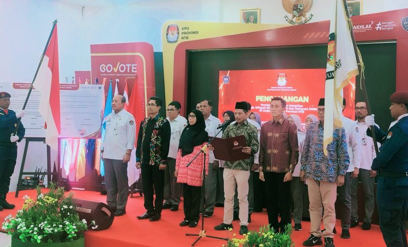 Anggota KPU NTB Divisi Hukum dan Pengawasan, Mastur, memimpin pembacaan deklarasi yang diikuti seluruh jajaran komisioner dan pegawai KPU NTB saat pencanangan Zona Integritas menuju WBBM 2026 di Gedung B Kantor KPU NTB, Mataram, Kamis (12/2/2026).