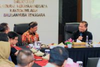 Gubernur NTB Lalu Muhamad Iqbal berbincang dengan Kepala Kanwil DJKN Balinusra Sudarsono usai menandatangani MoU pengelolaan 1.700 aset tanah bernilai puluhan triliun rupiah di Mataram, Kamis (12/2/2026).