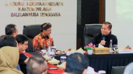 Gubernur NTB Lalu Muhamad Iqbal berbincang dengan Kepala Kanwil DJKN Balinusra Sudarsono usai menandatangani MoU pengelolaan 1.700 aset tanah bernilai puluhan triliun rupiah di Mataram, Kamis (12/2/2026).