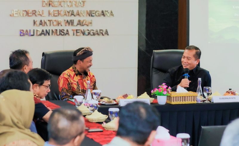 Gubernur NTB Lalu Muhamad Iqbal berbincang dengan Kepala Kanwil DJKN Balinusra Sudarsono usai menandatangani MoU pengelolaan 1.700 aset tanah bernilai puluhan triliun rupiah di Mataram, Kamis (12/2/2026).