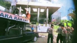 Massa Aliansi GERAK menggelar aksi jilid II di depan Gedung Merah Putih KPK, Jakarta, menuntut pengusutan dugaan penyalahgunaan wewenang dan pengaturan proyek di Kabupaten Dompu, Jumat (13/02/2026).