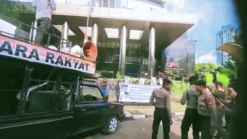 Massa Aliansi GERAK menggelar aksi jilid II di depan Gedung Merah Putih KPK, Jakarta, menuntut pengusutan dugaan penyalahgunaan wewenang dan pengaturan proyek di Kabupaten Dompu, Jumat (13/02/2026).