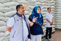 Satgas Saber Pangan NTB bersama Polda NTB dan Bulog melakukan pengecekan langsung stok beras dan bahan pokok di Gudang Bulog Dasan Cermen, Mataram, Jumat (13/2/2026).