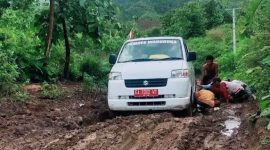 Kondisi jalan berlumpur di wilayah Langgudu, Kabupaten Bima, yang menghambat proses rujukan pasien hingga menyebabkan balita meninggal dunia.