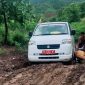 Kondisi jalan berlumpur di wilayah Langgudu, Kabupaten Bima, yang menghambat proses rujukan pasien hingga menyebabkan balita meninggal dunia.