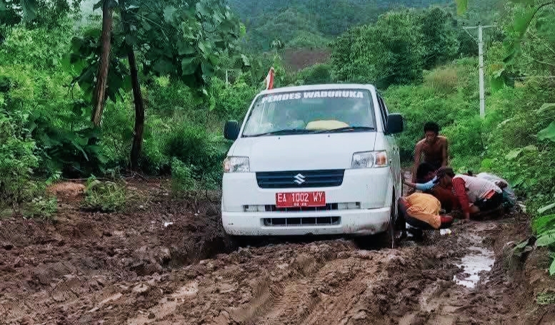 Kondisi jalan berlumpur di wilayah Langgudu, Kabupaten Bima, yang menghambat proses rujukan pasien hingga menyebabkan balita meninggal dunia.