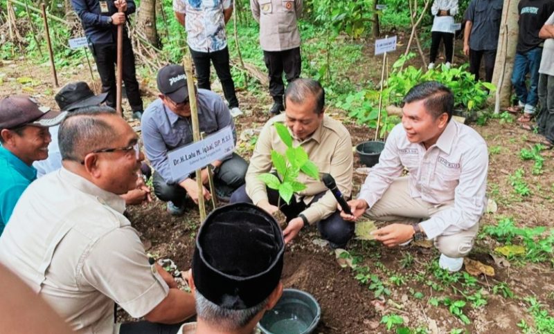 Gubernur NTB Miq Iqbal menanam bibit kakao saat kunjungan kerja di Desa Rempek, Kecamatan Gangga, Kabupaten Lombok Utara, Jumat (13/2/2026).