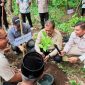 Gubernur NTB Miq Iqbal menanam bibit kakao saat kunjungan kerja di Desa Rempek, Kecamatan Gangga, Kabupaten Lombok Utara, Jumat (13/2/2026).
