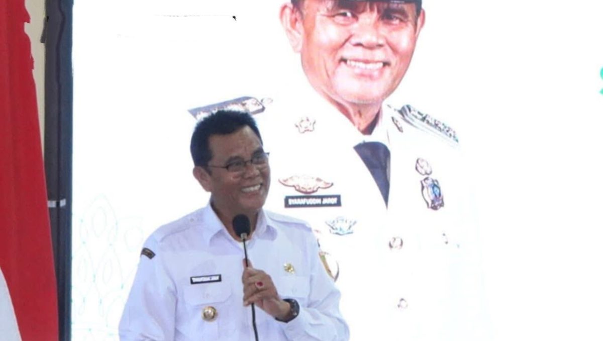 Bupati Sumbawa H. Syarafuddin Jarot saat membuka Sosialisasi Implementasi Regulasi dan Optimalisasi Pengumpulan ZIS serta pencanangan Program 100 Mustahiq per Desa di Kantor Bupati Sumbawa.