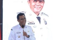 Bupati Sumbawa H. Syarafuddin Jarot saat membuka Sosialisasi Implementasi Regulasi dan Optimalisasi Pengumpulan ZIS serta pencanangan Program 100 Mustahiq per Desa di Kantor Bupati Sumbawa.