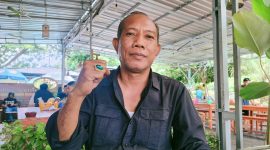 Foto Ketua DPW Partai Ummat NTB:
Ketua DPW Partai Ummat NTB, Yuliadin alias Bucek, menyampaikan pernyataan terkait kasus narkoba yang menyeret Kapolres dan Kasat Narkoba Polres Bima Kota.