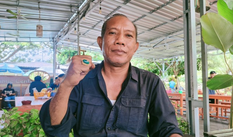 Foto Ketua DPW Partai Ummat NTB:
Ketua DPW Partai Ummat NTB, Yuliadin alias Bucek, menyampaikan pernyataan terkait kasus narkoba yang menyeret Kapolres dan Kasat Narkoba Polres Bima Kota.