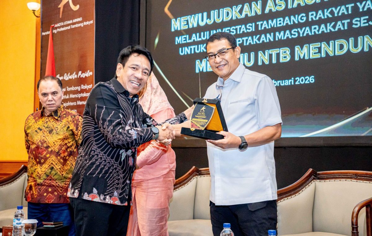 Terlihat Direktur PT Aradta Utama Mining saat menerima tanda penghargaan usai kegiatan ramah tamah dan bimbingan teknis koperasi tambang rakyat se-NTB di Mataram, NTB,