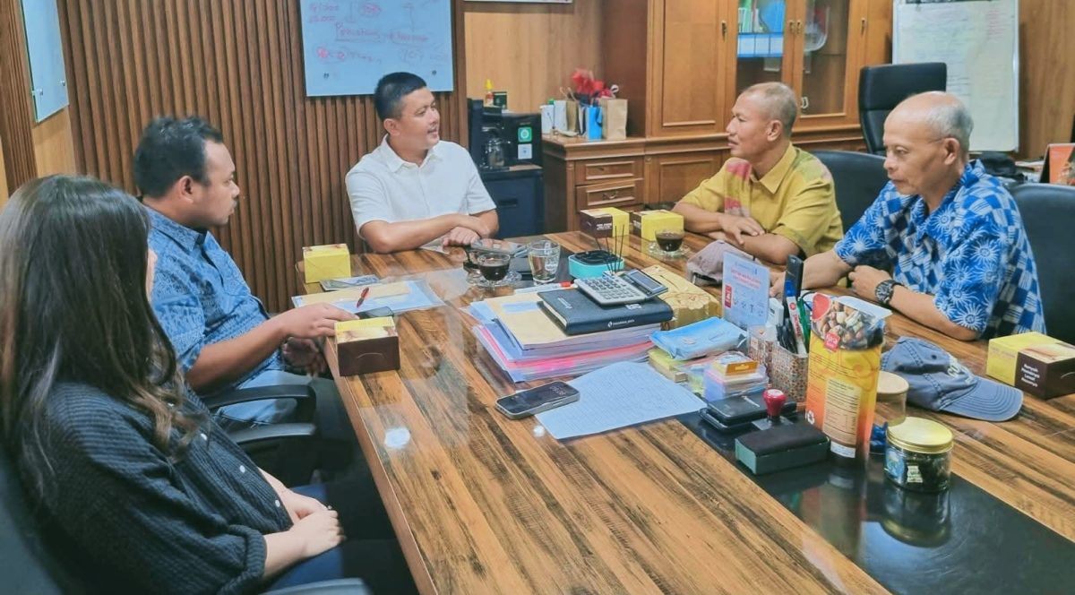 Kepala Dinas Peternakan dan Kesehatan Hewan Provinsi NTB bersama jajaran Perumda Dharma Jaya saat membahas pengiriman dan kebutuhan sapi qurban tahun 2026
