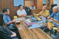 Kepala Dinas Peternakan dan Kesehatan Hewan Provinsi NTB bersama jajaran Perumda Dharma Jaya saat membahas pengiriman dan kebutuhan sapi qurban tahun 2026