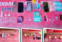 Petugas Satresnarkoba Polres Bima Kota menunjukkan barang bukti sabu hasil pengungkapan empat kasus narkotika dalam tiga hari di wilayah hukum Polda NTB.