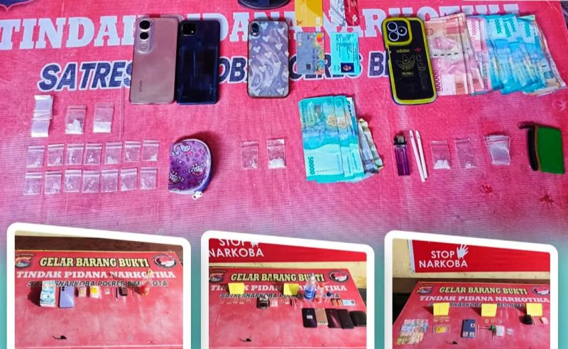 Petugas Satresnarkoba Polres Bima Kota menunjukkan barang bukti sabu hasil pengungkapan empat kasus narkotika dalam tiga hari di wilayah hukum Polda NTB.