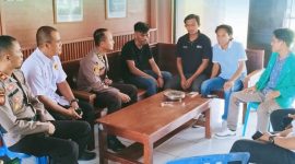 Plh Kapolres Bima Kota AKBP Catur Erwin Setiawan saat menerima audiensi BEM Universitas Muhammadiyah Bima di Lobi Polres Bima Kota, Rabu (18/2/2026).