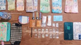 Petugas Satreskrim Polres Bima Kota menunjukkan barang bukti sabu hasil penggerebekan pasutri asal Sangia, Kabupaten Bima, Rabu (18/2/2026).