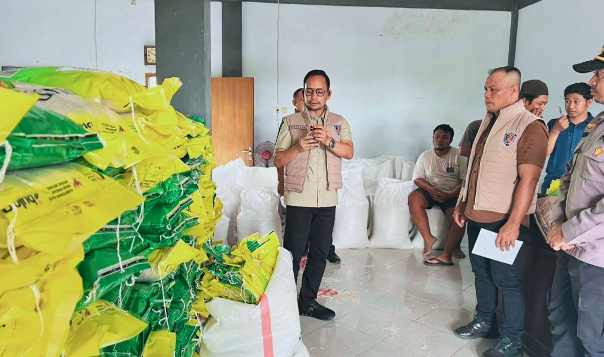 Petugas Satgas Saber Pangan NTB menunjukkan barang bukti beras SPHP yang dicampur dan dikemas ulang di Lombok, Kamis (19/2/2026).