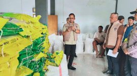 Petugas Satgas Saber Pangan NTB menunjukkan barang bukti beras SPHP yang dicampur dan dikemas ulang di Lombok, Kamis (19/2/2026).