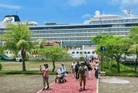 Kapal pesiar Viking Sky bersandar di Pelabuhan Gili Mas, Kamis (20/2/2026), membawa 800 wisatawan dan 465 kru yang disambut jajaran Pemkab Lombok Barat.