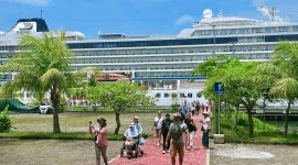 Kapal pesiar Viking Sky bersandar di Pelabuhan Gili Mas, Kamis (20/2/2026), membawa 800 wisatawan dan 465 kru yang disambut jajaran Pemkab Lombok Barat.