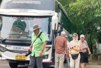 Wisatawan kapal pesiar Viking Sky saat berkunjung ke Islamic Center NTB dalam rangkaian tur singkat kunjungan 800 tamu mancanegara di Lombok, Jumat (20/2/2026).