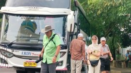 Wisatawan kapal pesiar Viking Sky saat berkunjung ke Islamic Center NTB dalam rangkaian tur singkat kunjungan 800 tamu mancanegara di Lombok, Jumat (20/2/2026).