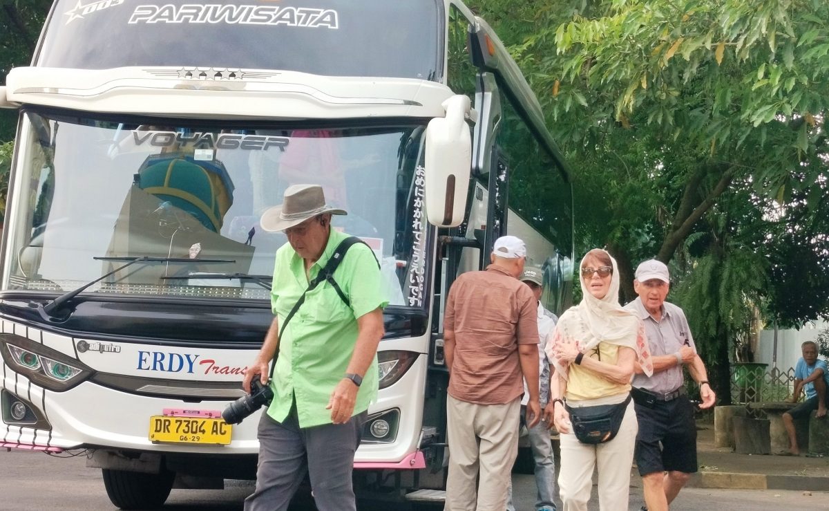 Wisatawan kapal pesiar Viking Sky saat berkunjung ke Islamic Center NTB dalam rangkaian tur singkat kunjungan 800 tamu mancanegara di Lombok, Jumat (20/2/2026).
