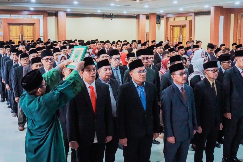 Pengambilan sumpah jabatan 392 pejabat Eselon III dan IV lingkup Pemprov NTB di Aula Tambora, Kantor Gubernur NTB, Jumat (20/2/2026).