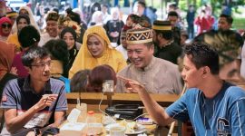 Sekretaris DPD KNPI NTB Ardiansyah dan Bendahara Ziatulhaq memberikan dukungan kepada pejabat eselon III dan IV yang baru dilantik di Mataram, NTB.