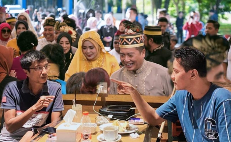 Sekretaris DPD KNPI NTB Ardiansyah dan Bendahara Ziatulhaq memberikan dukungan kepada pejabat eselon III dan IV yang baru dilantik di Mataram, NTB.
