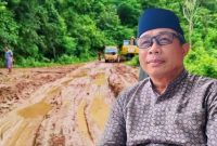  Anggota DPRD NTB Muhamad Aminurlah atau Akrab Disapa Aji Maman dan Terlihat Kondisi Jalan Provinsi Rp19 Miliar Lenangguar-Lunyuk Sumbawa.
