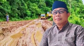  Anggota DPRD NTB Muhamad Aminurlah atau Akrab Disapa Aji Maman dan Terlihat Kondisi Jalan Provinsi Rp19 Miliar Lenangguar-Lunyuk Sumbawa.